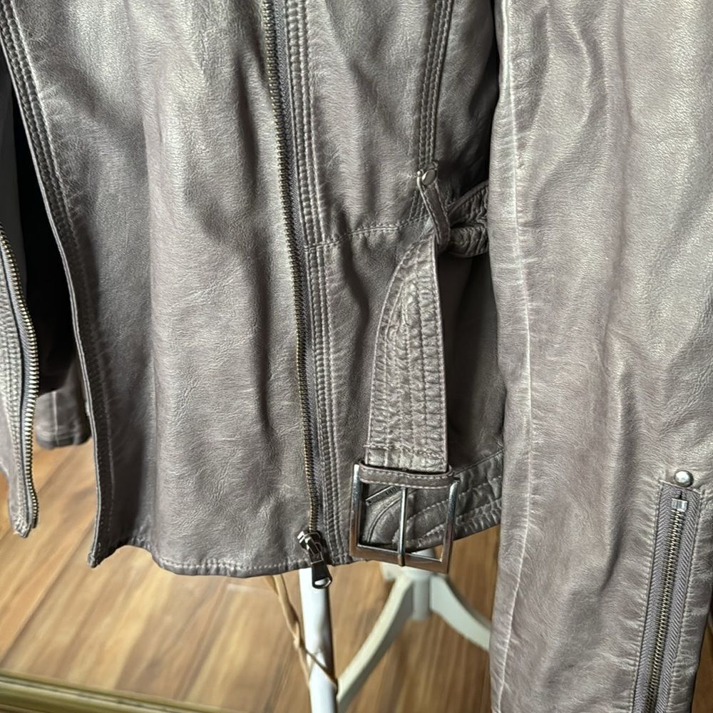Guess Leather Jacket. - Picture 5 of 11